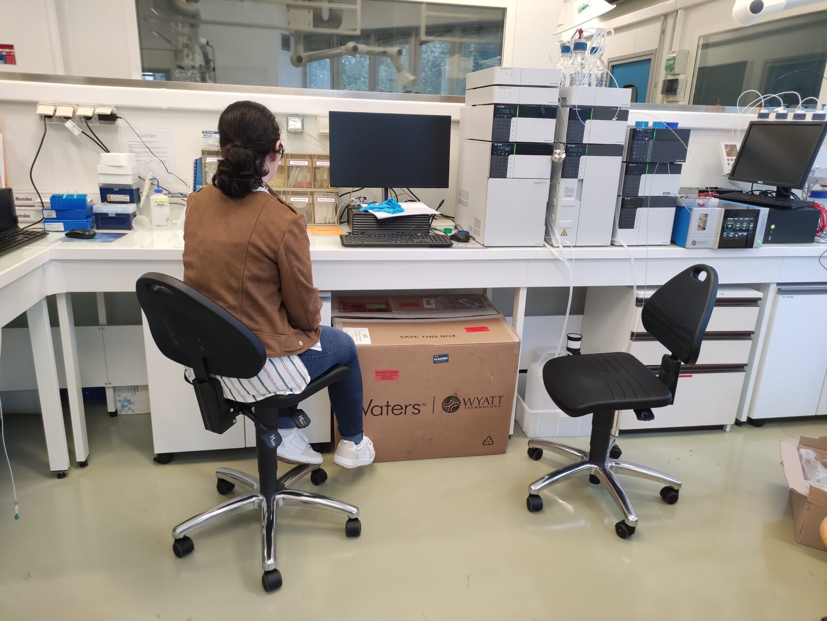 Siege labo 2+3 Chaises de laboratoire devant paillasse PASM